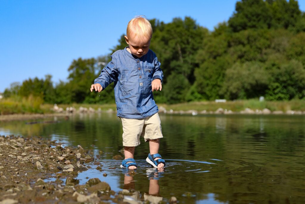 sommarbild med barnfotografering vid sjö