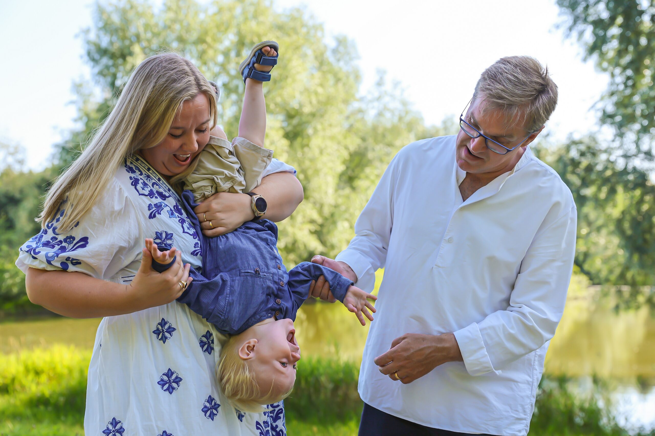 familjefotografering med barn som är upp och ner och glad