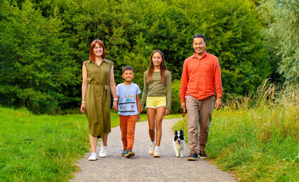 Familjefoto med hund i park