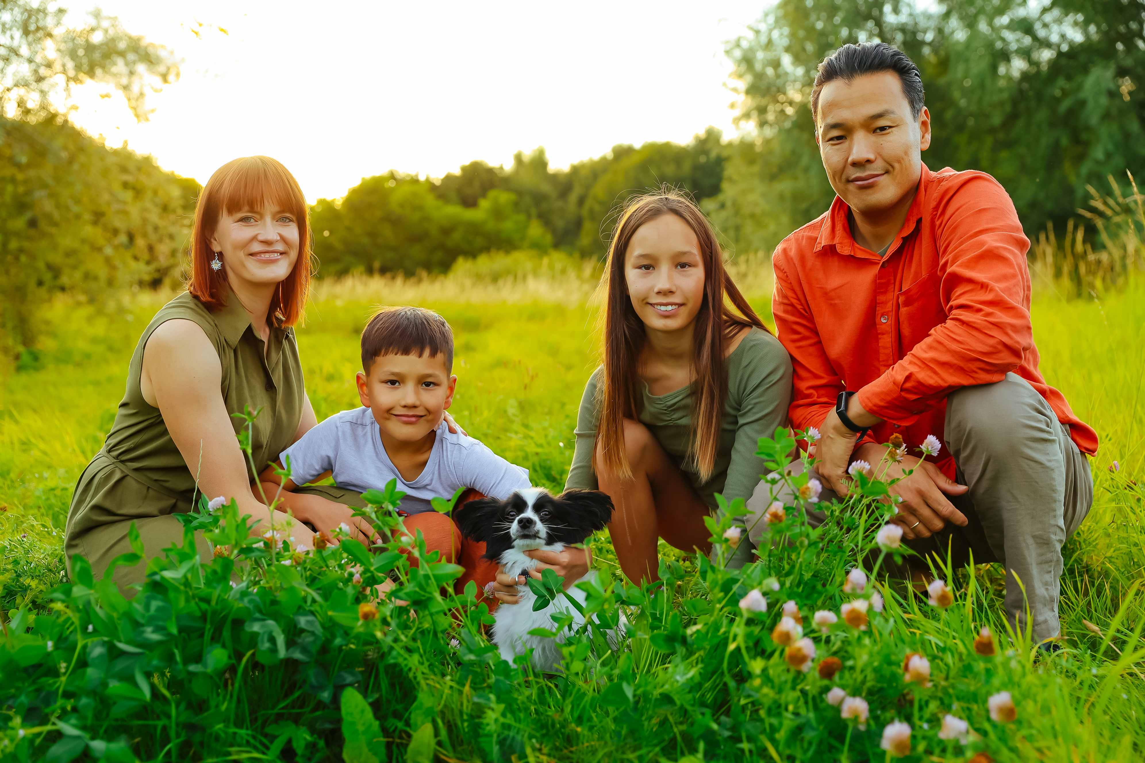 familjefotografering utomhus i golden hour i en park hundfoto