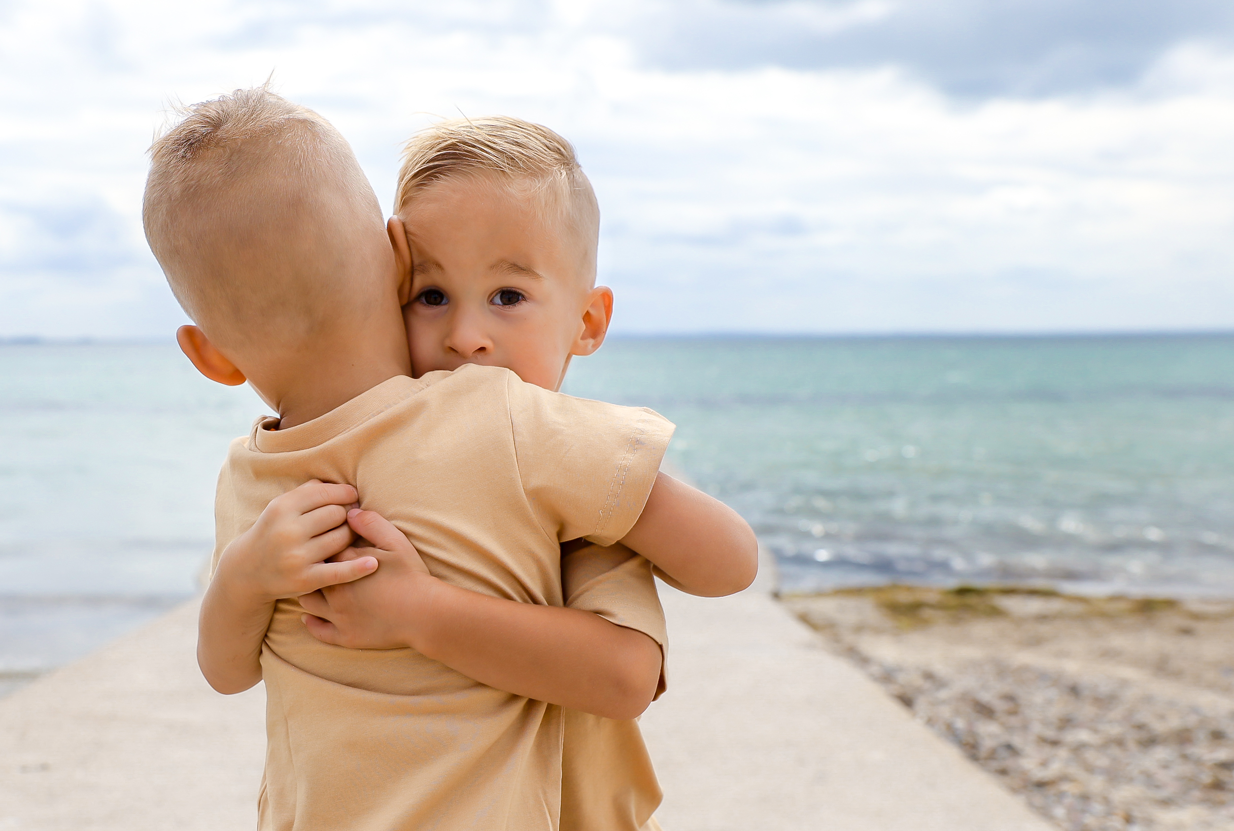 tvillingar foto vid strand twins kids photo