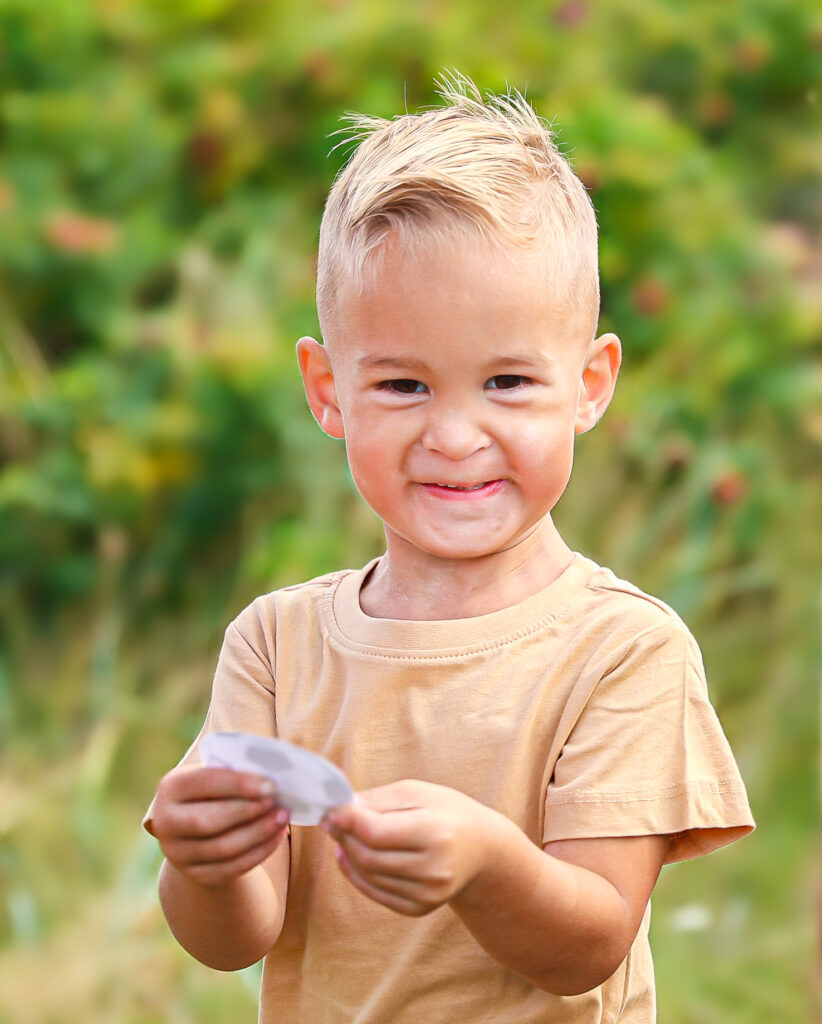 happy kid glatt barn fotografering