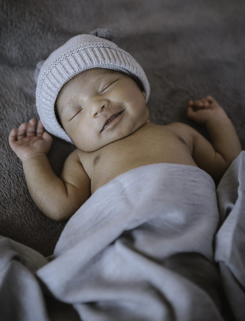 nyföddfotografering, glad bebis
