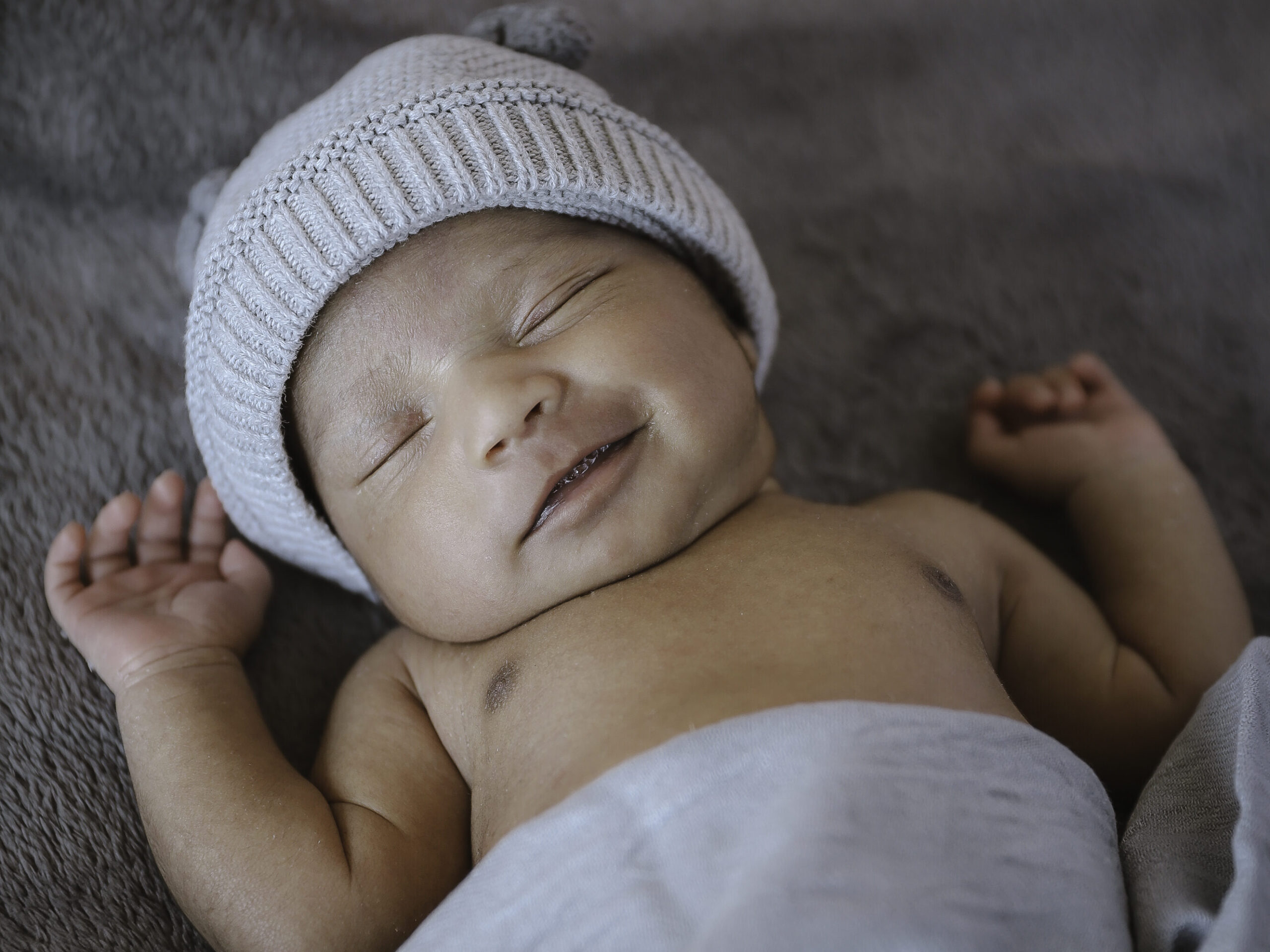 nyföddfotografering, glad bebis